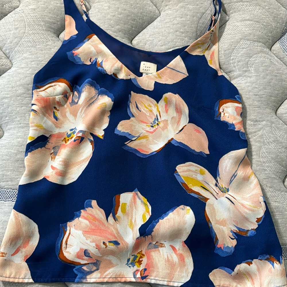 Target New day floral tank perfect condition worn only a handful of times